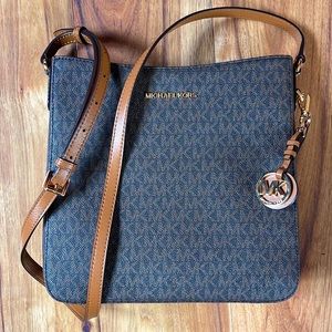 Great condition Michael kors crossbody bag